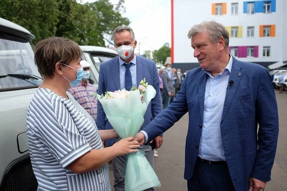 Ключи от автомобилей руководителям медучреждений вручил глава региона Игорь Васильев. Фото: kirovreg.ru