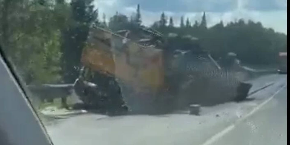 Большегруз упал на крышу, но водитель не пострадал. ФОТО: кадр из видео.