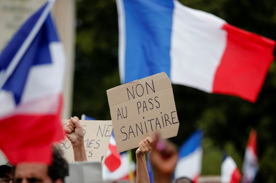 Французы вышли на улицы, протестуя против строгих противопандемийных норм.
