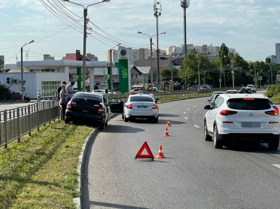 Полицейские разбираются, почему пожилой водитель потерял контроль над машиной.