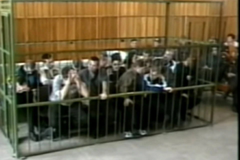 В деле, которое раскрыл Анатолий Заремба, на двух скамьях подсудимых оказались более 30 человек, их общий срок составил 300 лет. Фото: стоп-кадр видео следствия
