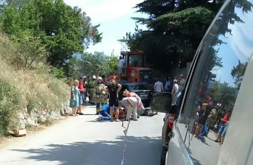 Водитель мопеда разбился насмерть. Фото: AMS Yalta / Telegram