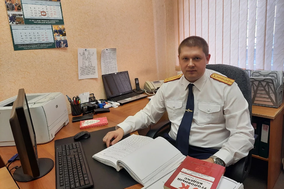 Несмотря на все трудности, следователь очень любит свою работу.
