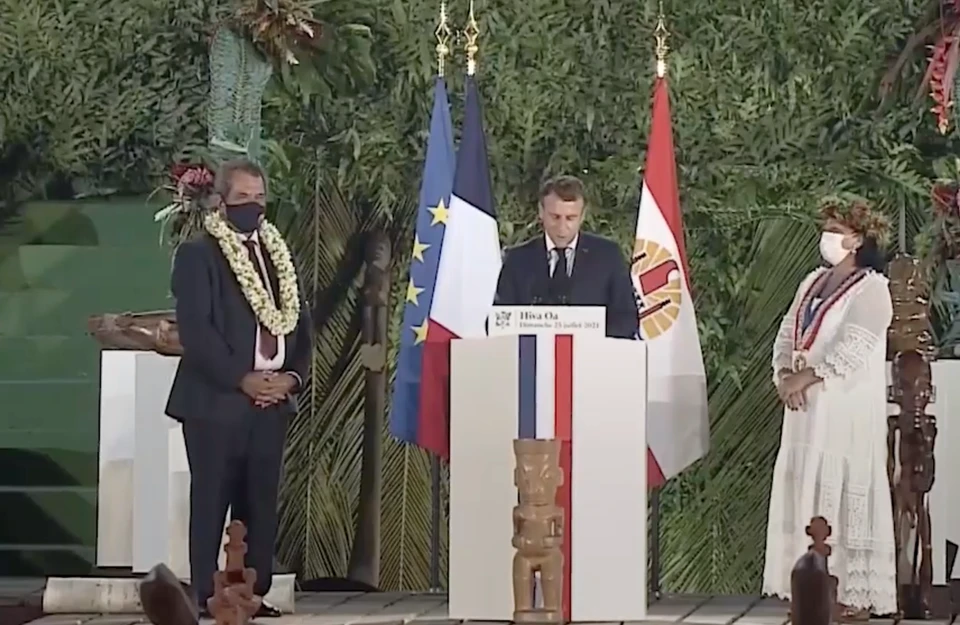 Глава Франции посетил торжественную церемонии на острове Хива-Оа во Французской Полинезии. Фото: скриншот видео.