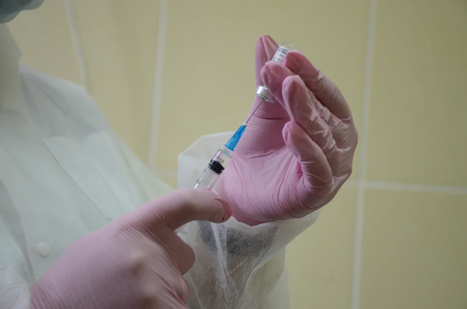 Вакцинация стала обязательна практически для всех, кто работает официально. На прививку отправят и студентов старше 18 лет.