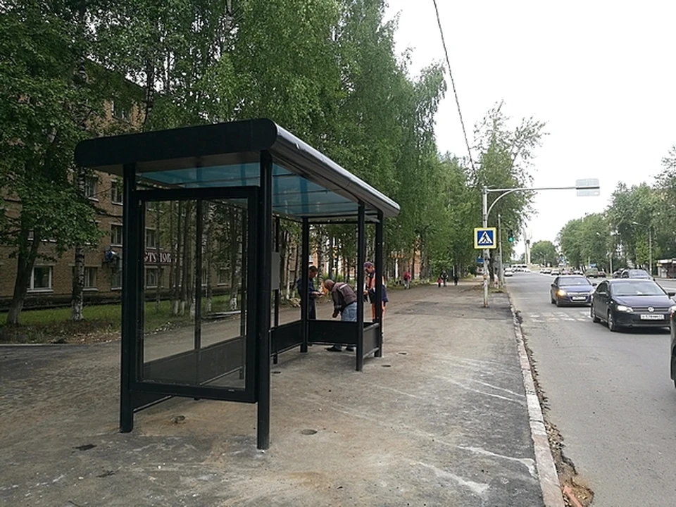 Остановочные комплексы сделали в современном стиле.