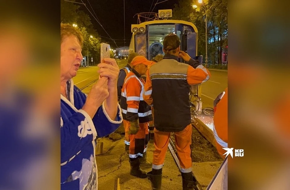 Дорожные рабочие начали ремонт трамвайных путей в первом часу ночи. Фото: очевидцы