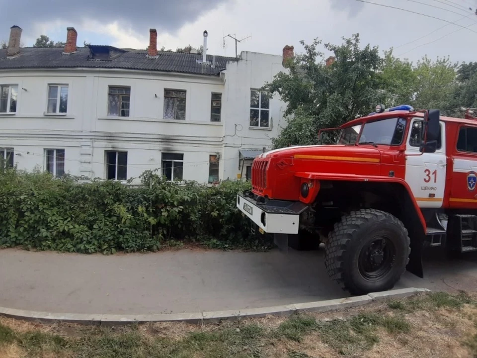 Также по лестнице спасатели вывели 2 человека, в том числе и одного ребенка
