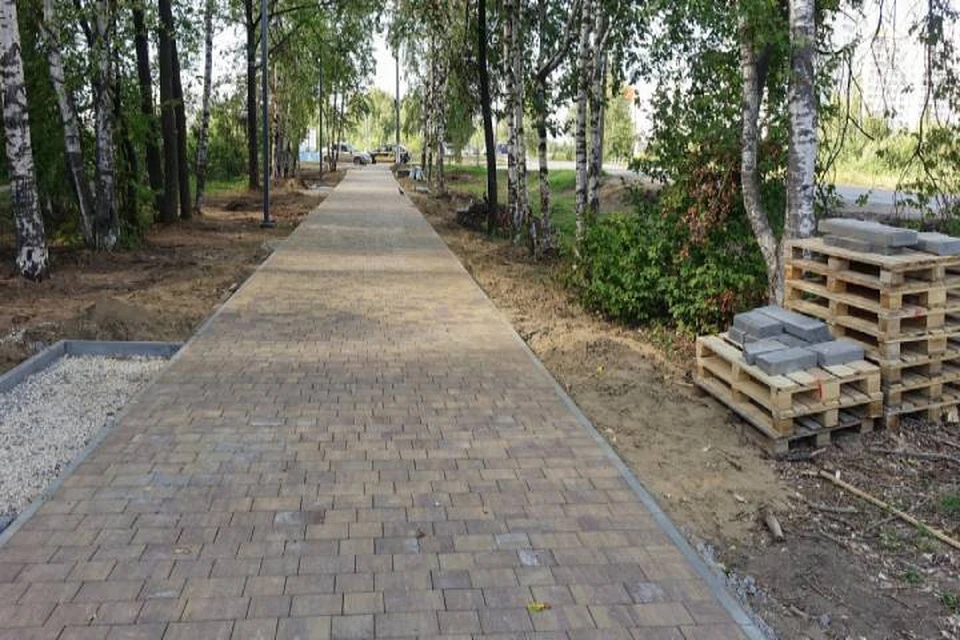 На сегодняшний день на тротуаре уже уложили брусчатку и установили осветительные фонари. Фото: admkirov.ru