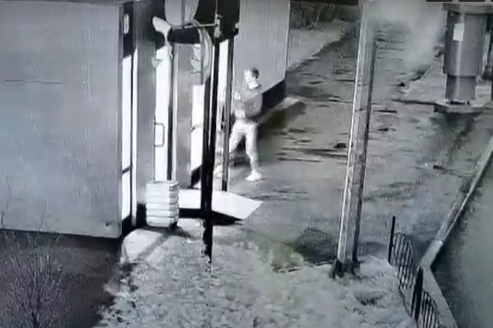 Фото: скриншот с видео. Не исключено, что в момент происшествия мужчина был пьян.