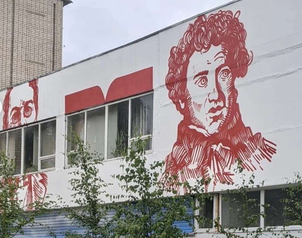 Вот такие Пушкин и Чехов на стене в Вышнем Волочке. Фото: Instagram/vitiajok