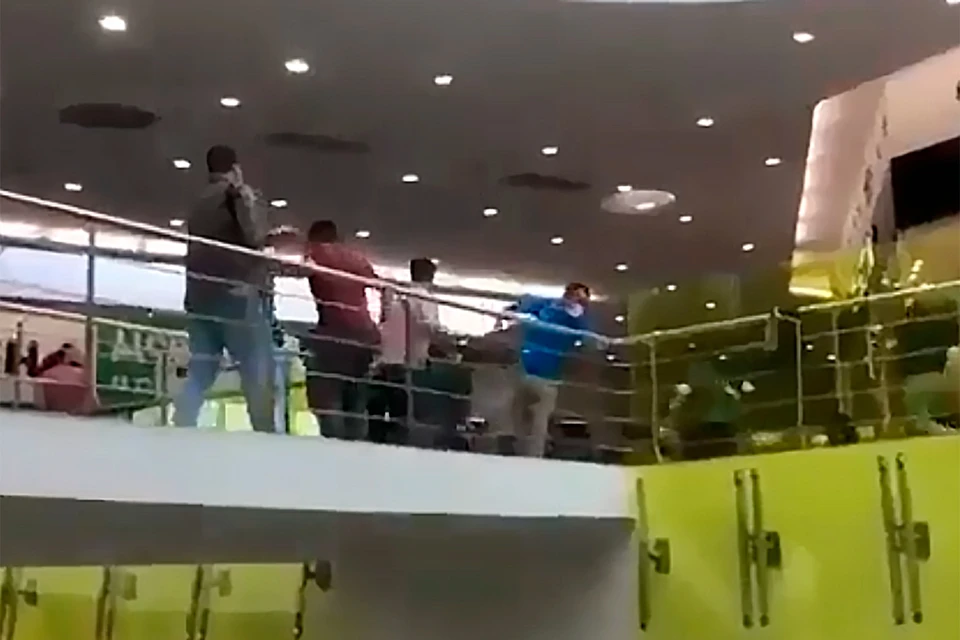 В торговом центре «Тройка» на Верхней Красносельской улицы вспыхнула массовая драка.