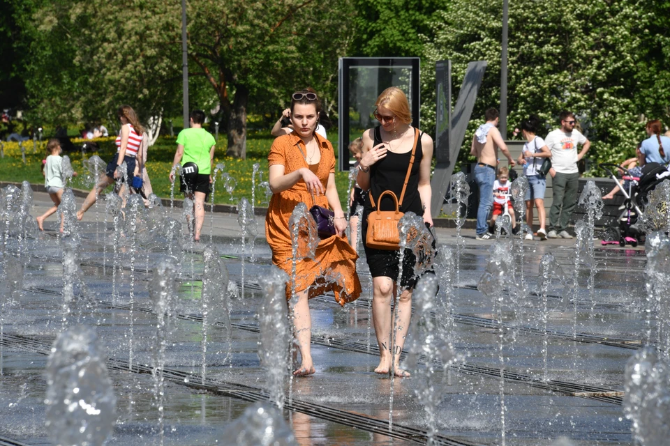 Гидрометцентр объявил в Москве оранжевый уровень опасности из-за жары.