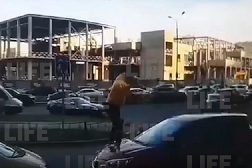 В Москве ищут парней, которые ранним утром прыгали по машинам и срывали дорожные знаки