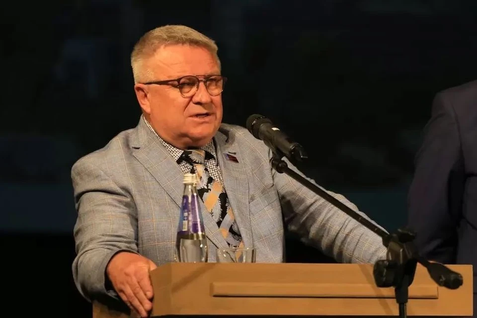 На эти мысли его натолкнул баннер, на котором медиков призывают ехать работать в Кемеровскую область