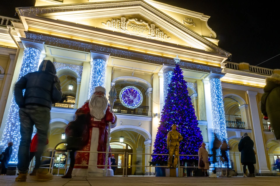 Петербург по традиции начал заранее готовиться к Новому году.