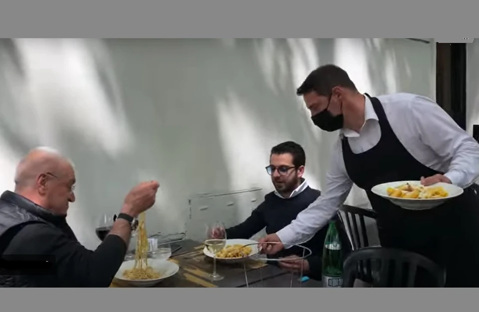 Даже в кафе или ресторан в Италии разрешат входить только привитым от ковида. Фото: скриншот видео