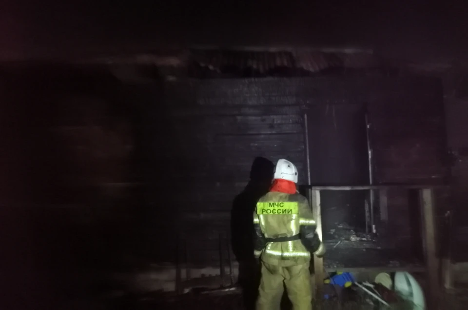 Брусчатый дом сгорел за считанные минуты. Фото: ГУ МЧС России по Омской области