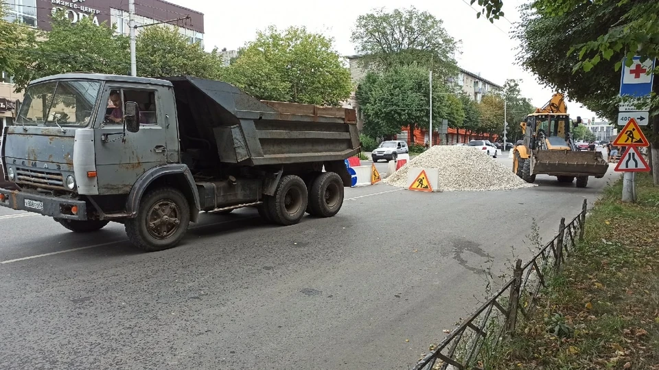 Утро 7 августа. Движение на улице Дзержинского организуется по стороне, противоположной перекрестку с Татарской.