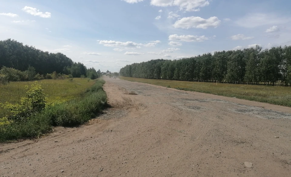 Даже на въезде в райцентр дорога выглядит вот так.