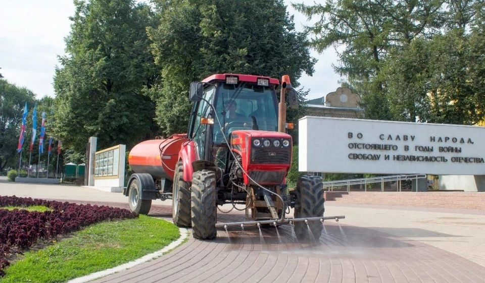 Клумбы и газоны на центральных улицах и площадях поливали часто, но тротуары – очень редко