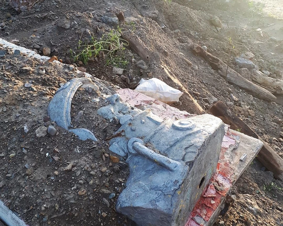 Жители нашли обломки памятника на берегу моря среди мусора. Источник: Instagram @glubinka_rossii