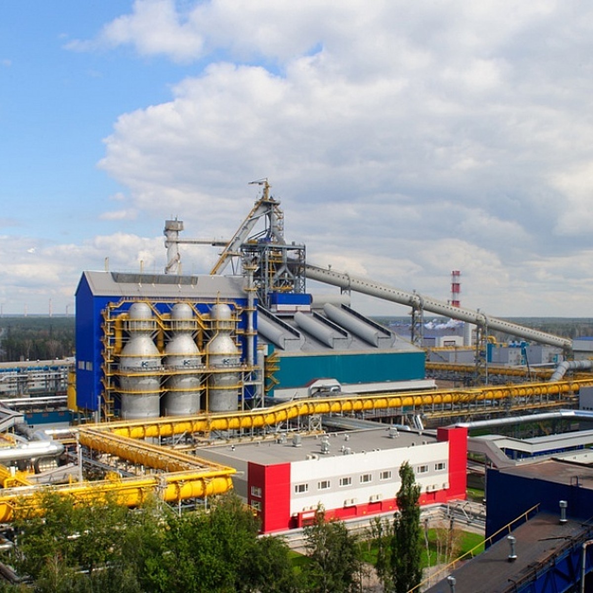 Памятник металлургам липецк. Металлургический завод липецк. Металлургический завод липецк. Липецкий завод нлмк. Липецкий завод нлмк.