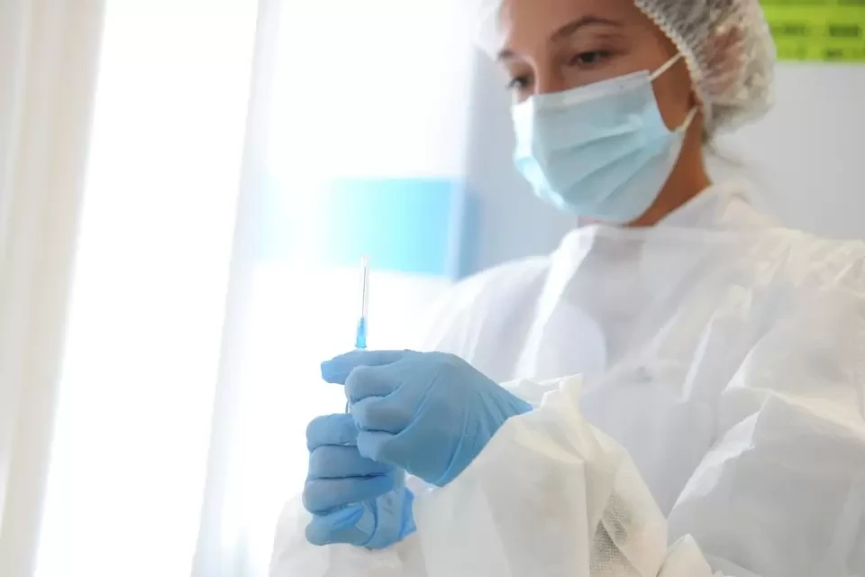 Белорусская вакцина от коронавируса поступит в гражданский оборот в 2023 году