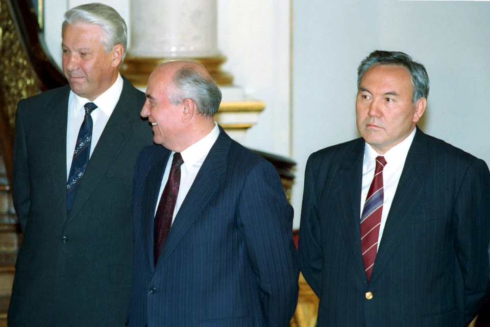 Президент России Борис Ельцин, президент СССР Михаил Горбачїв и президент Казахстана Нурсултан Назарбаев