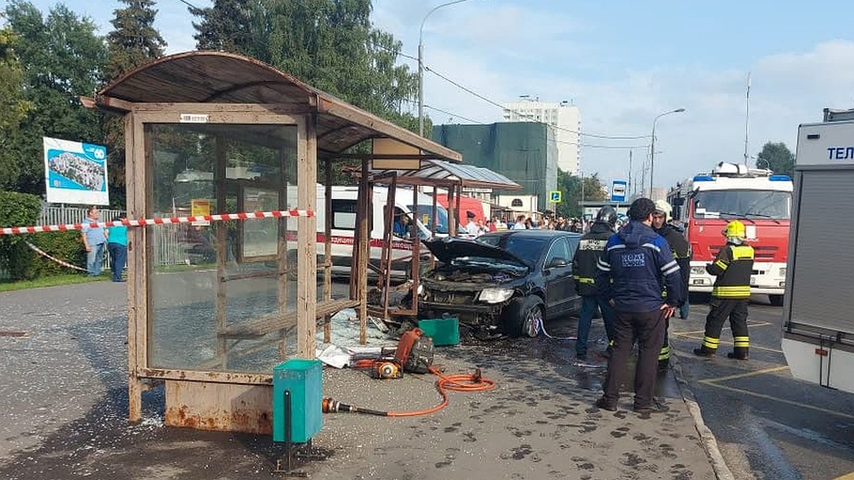 Водитель, сбивший бабушку и внучку на автобусной остановке в Москве, был  пьян - KP.RU