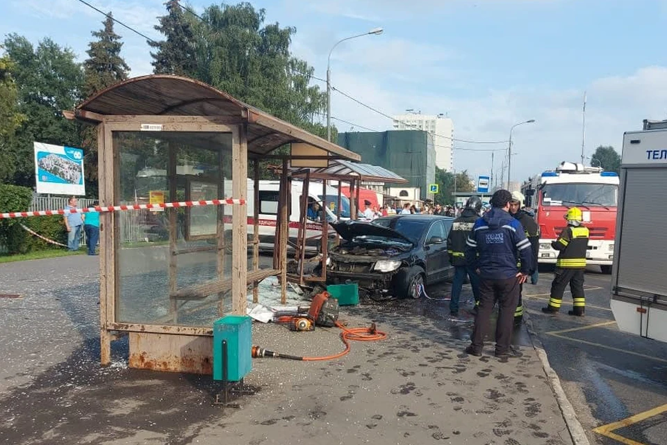 «Шкода» протаранила автобусную остановку