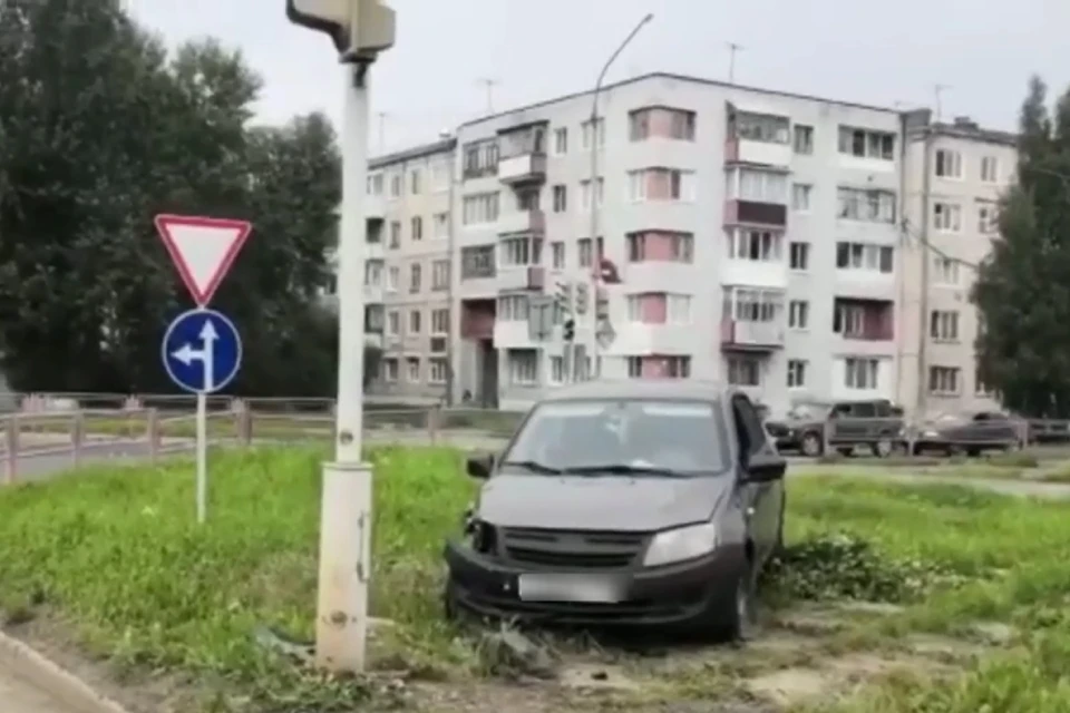 В Усть-Илимске пьяный водитель Лады протаранил автомобиль и врезался в светофор. Фото: ГИБДД Иркутской области