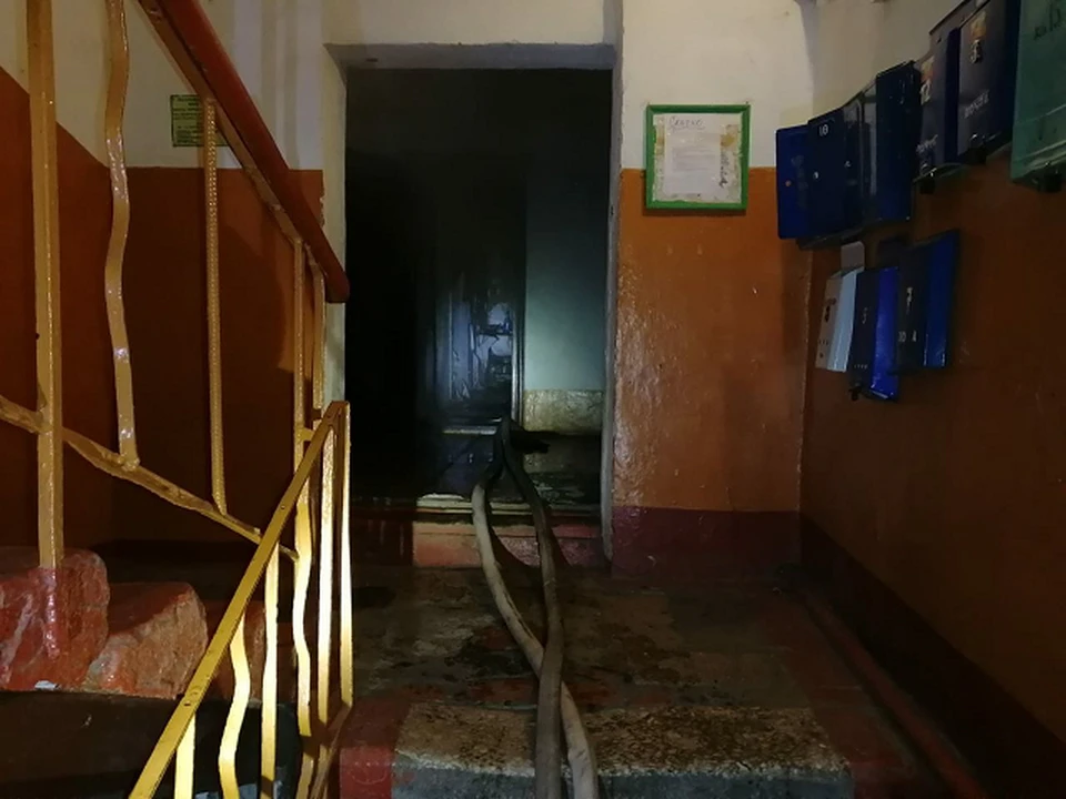 Вид подъезда дома на ул. Победы, в котором произошел колпашевский пожар: хорошо, люди остались живы. Фото предоставлено ГУ МЧС по Томской области.