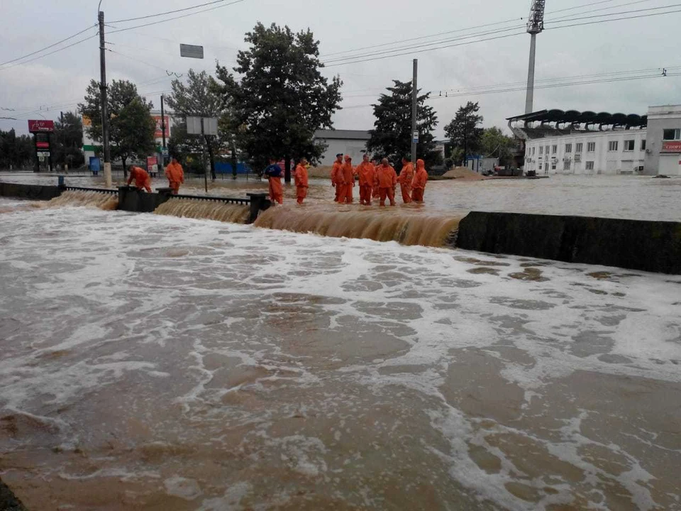Из-за сильных дождей в Керчи из берегов реки и затопили стадион и центральные улицы. Фото: Архив КП.