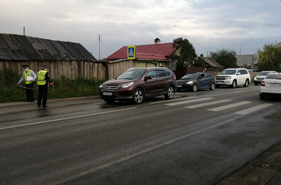 На месте происшествия сотрудниками Госавтоинспекции проведены замеры, составлены процессуальные документы, установлены личности участников ДТП. Фото: УГИБДД по Екатеринбургу