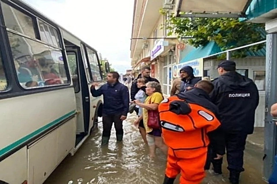 К общественному транспорту люди пробираются по воде. Фото: instagram.com/admanapa