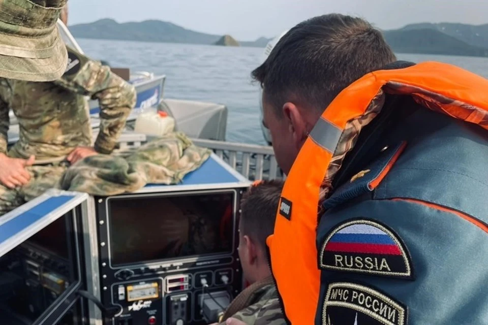 Поиски пропавших во время крушения вертолета продолжаются пятые сутки.
