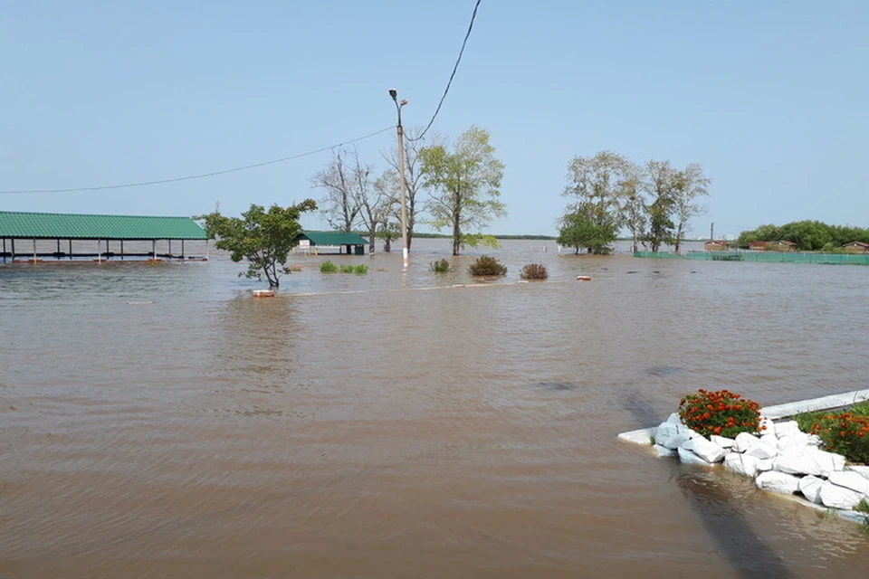 Паводок затопил популярный пляж «Амуркабель» в Хабаровске.