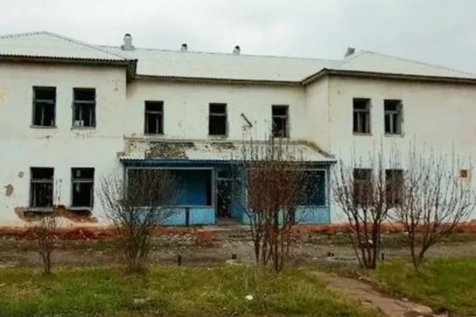 Мальчик упал с высоты 2-го этажа заброшенного детского сада. Фото: МЧС ЛНР