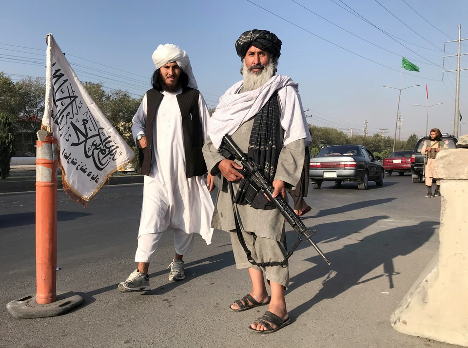 Мимо боевиков "Талибана"* в Кабуле просто так не пройти – нужно показать телефон: те ищут не только доказательства контактов с властями, но и разный компромат.