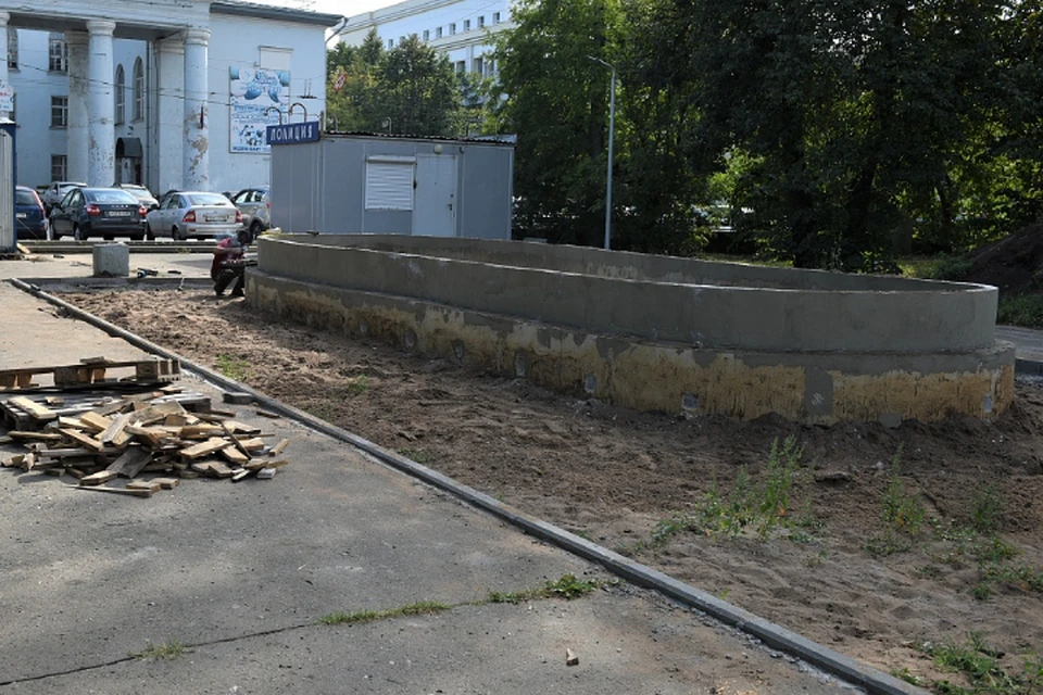 Сейчас там проводится реконструкция цветников, которую закончат к октябрю. Фото: admkirov.ru