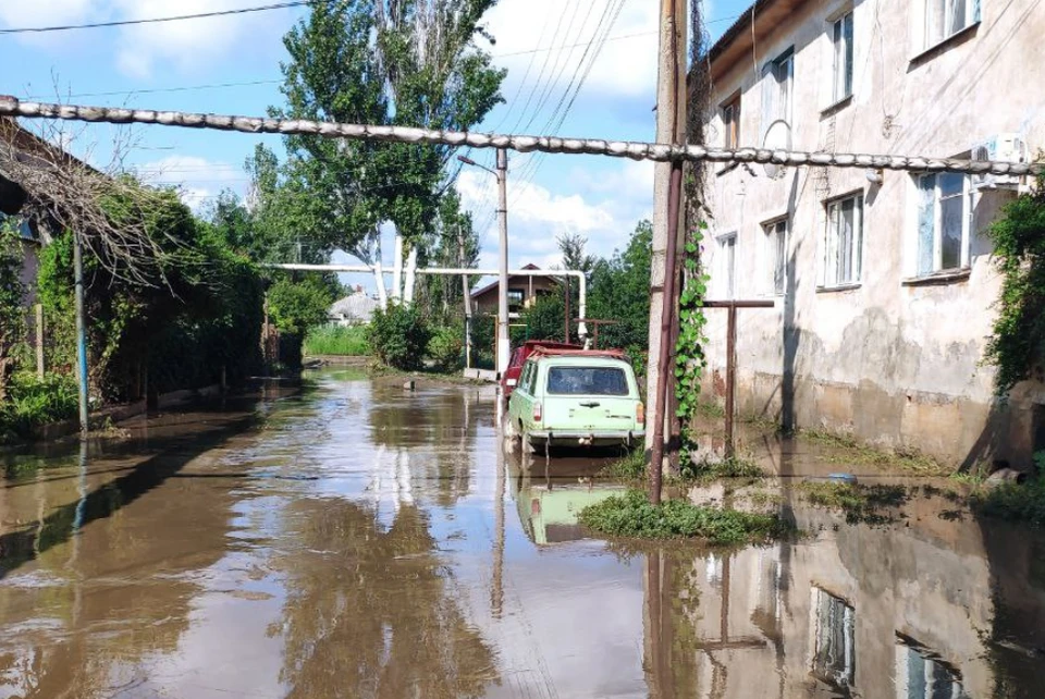 Вода постепенно сходит с улиц Керчи. Фото: Никита Васильев