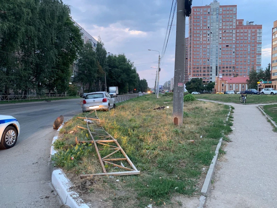 После ДТП в Канищеве с протараненным забором дама-водитель легла спать в траву.
