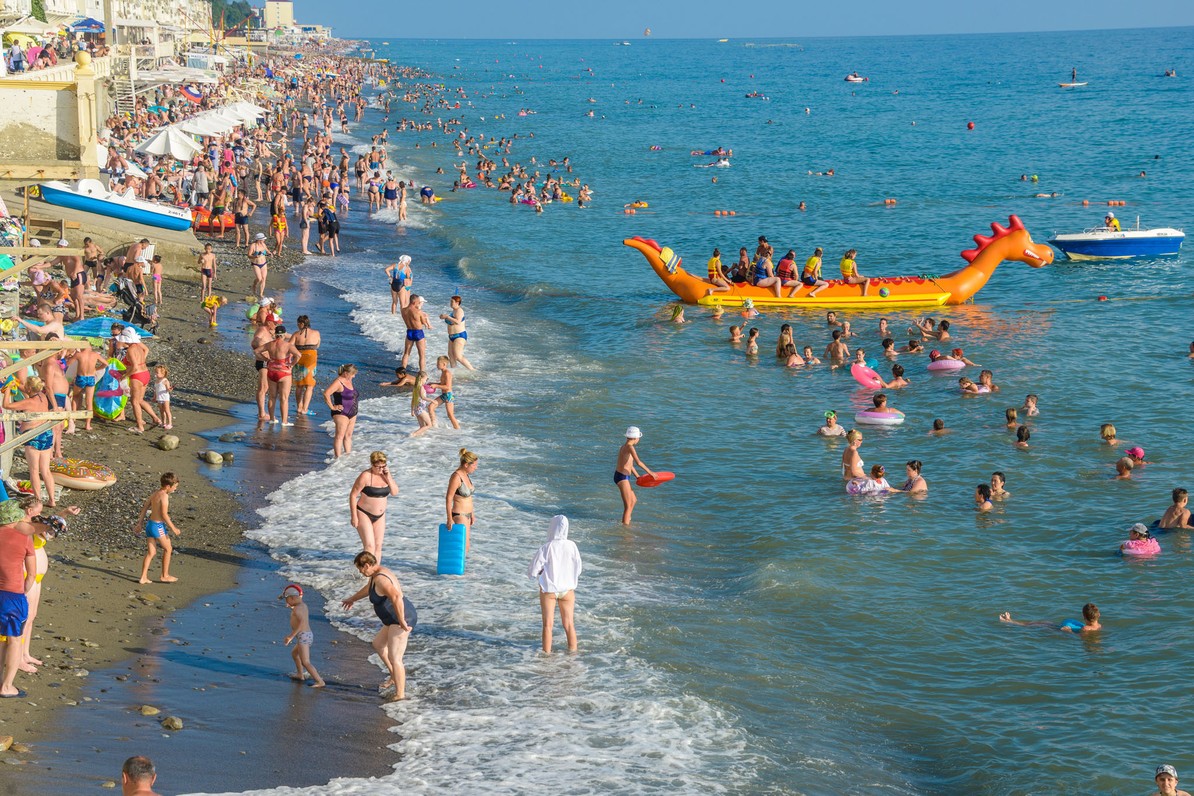 Пляжи Сочи забиты