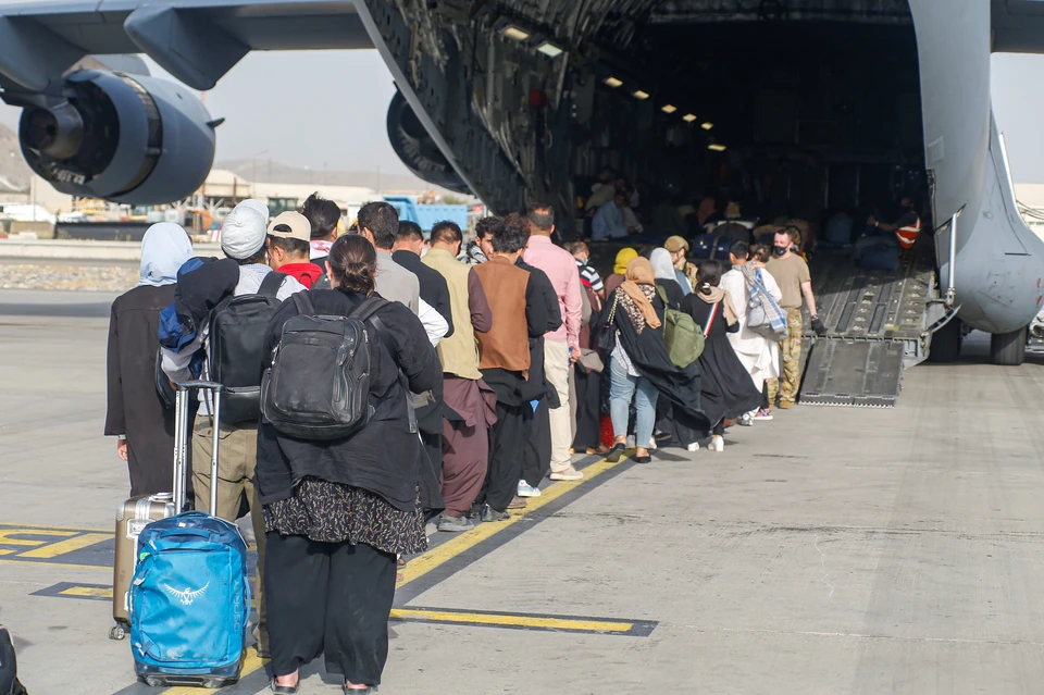 Около 10 тысяч человек сейчас пытаются эвакуироваться из аэропорта столицы Афганистана.
