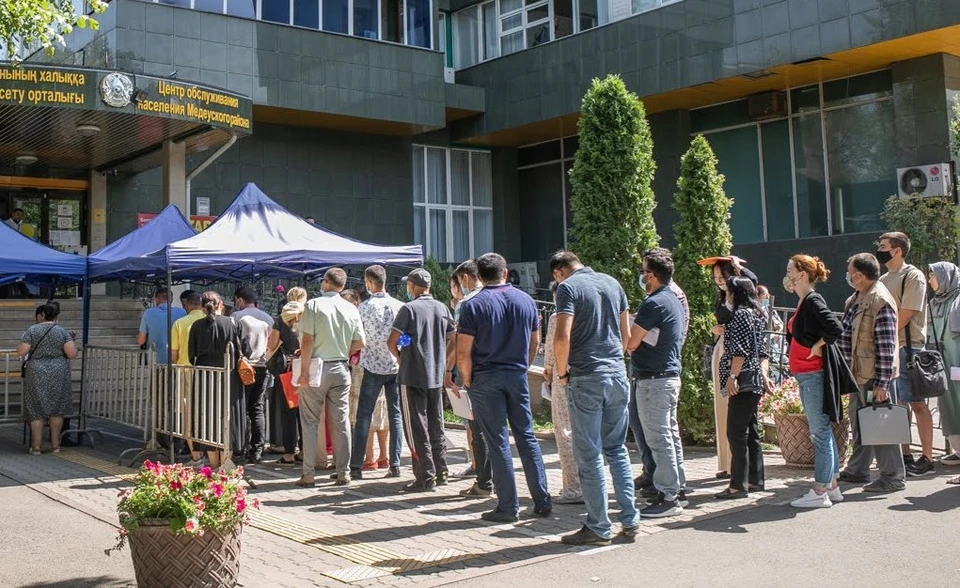 Огромные очереди образовались у ЦОНов после отмены обязательного бронирования