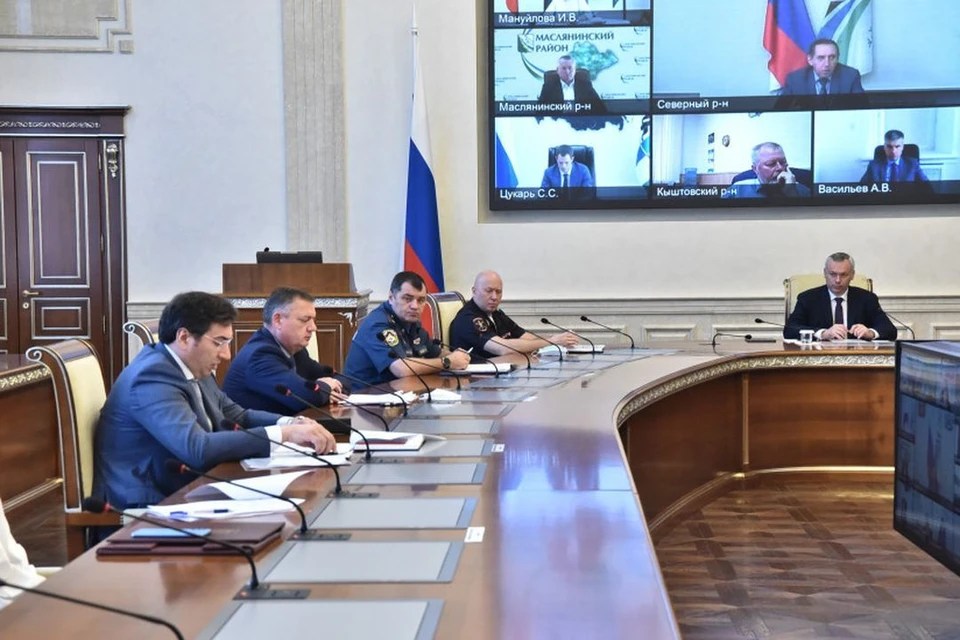 Андрей Травников поручил ускорить реализацию программы по расселению граждан из аварийного жилья. Фото: Правительство Новосибирской области
