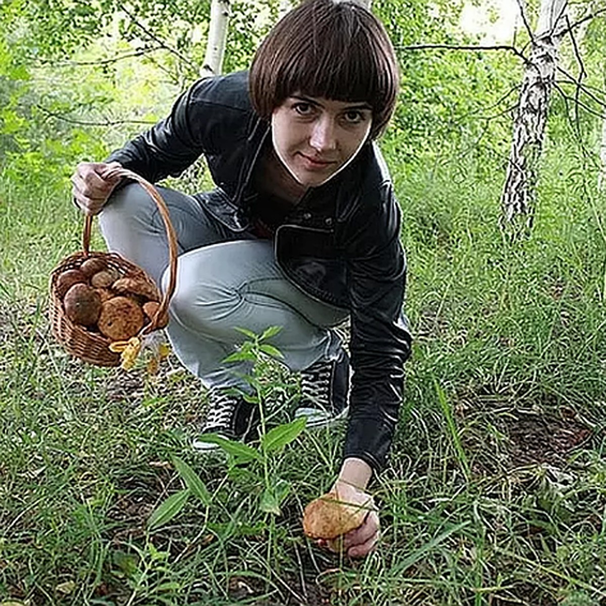 Собирают грибы молодёжь