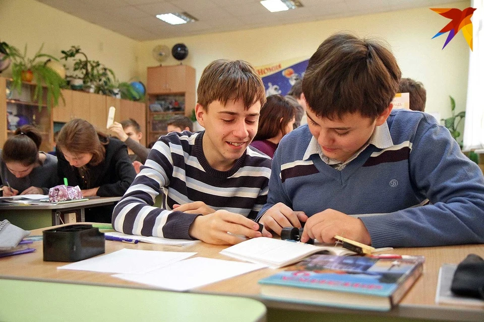 ученики в школе. 2 образование для кого. фото проходной в обычной школе и школе. урок в обычной школе. фото красивого школа обычной.