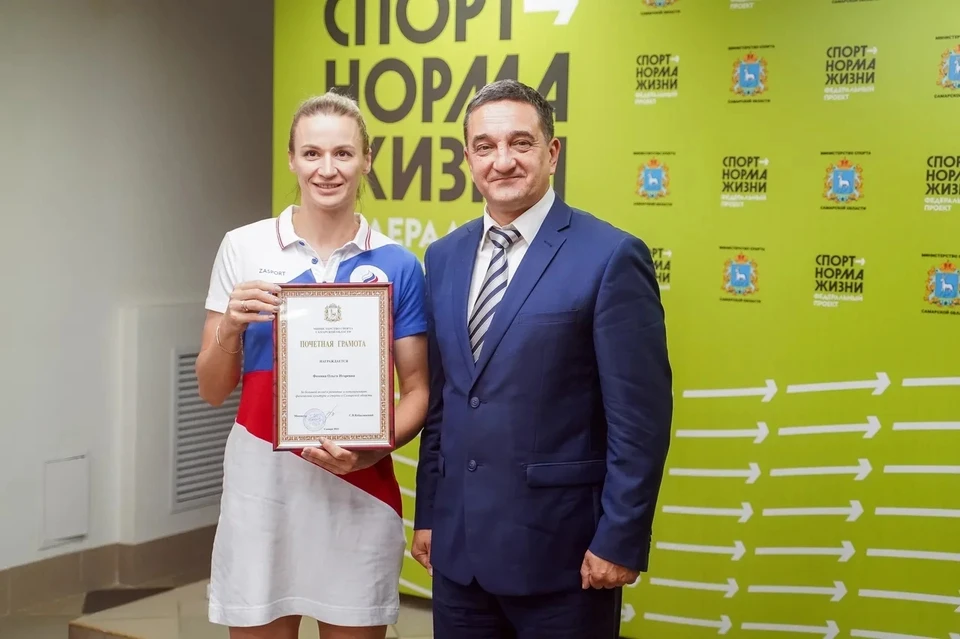 Гандболистка Ольга Фомина, которая выиграла со сборной серебро Олимпиады, вместе с министром спорта Самарской области.